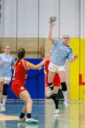 2 Handball Bundesliga Women 1 FSV Mainz 05 TSV Bayer 04 Leverkusen, Mainz, 09 05 2026 Annika Ingenpaß TSV Bayer 04 Leverkusen, 2 with a throw on the empty goal of the Mainz women from their own half Matchday 27 of the ALSCO Handball 2 Bundesliga Women between 1 FSV Mainz 05 and TSV Bayer 04 Leverkusen in Mainz on 15 11 2025 Copyright: xBEAUTIFULxSPORTS Hahnex