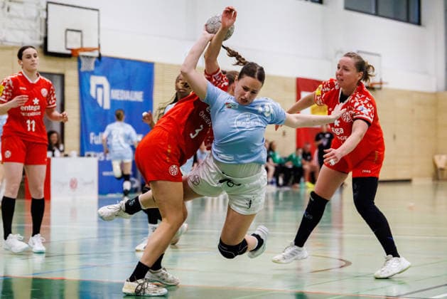 2 Handball Bundesliga Women 1 FSV Mainz 05 TSV Bayer 04 Leverkusen, Mainz, 09 05 2026 Sophia Cormann TSV Bayer 04 Leverkusen, 10 gets caught in the arm of Anna Weidle 1 FSV Mainz 05, 3 Game from matchday 27 of the ALSCO Handball 2 Bundesliga Women between 1 FSV Mainz 05 and TSV Bayer 04 Leverkusen in Mainz on 15 11 2025 Copyright: xBEAUTIFULxSPORTS Hahnex