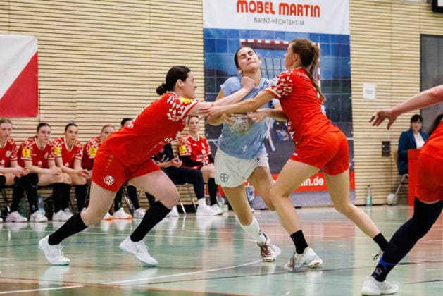 2 Handball Bundesliga Women 1 FSV Mainz 05 TSV Bayer 04 Leverkusen, Mainz, 09 05 2026 Mia Cruzado TSV Bayer 04 Leverkusen, 11 is held by Christine Burgard 1 FSV Mainz 05, 11 and Anna Weidle 1 FSV Mainz 05, 3 Matchday 27 of the ALSCO Handball 2 Bundesliga Women between 1 FSV Mainz 05 and TSV Bayer 04 Leverkusen in Mainz on 15 11 2025 Copyright: xBEAUTIFULxSPORTS Hahnex