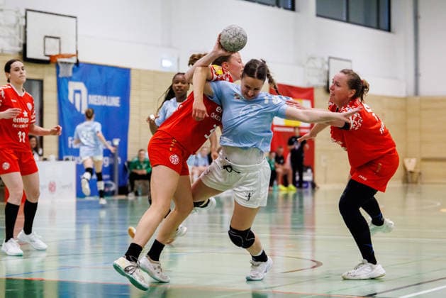 2 Handball Bundesliga Women 1 FSV Mainz 05 TSV Bayer 04 Leverkusen, Mainz, 09 05 2026 Sophia Cormann TSV Bayer 04 Leverkusen, 10 gets caught in the arm of Anna Weidle 1 FSV Mainz 05, 3 Game from matchday 27 of the ALSCO Handball 2 Bundesliga Women between 1 FSV Mainz 05 and TSV Bayer 04 Leverkusen in Mainz on 15 11 2025 Copyright: xBEAUTIFULxSPORTS Hahnex