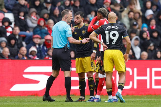 Sunderland v Manchester United, ManU Premier League Bruno Fernandes of Manchester United speaks with referee Stuart Attwell during the Sunderland v Manchester United Premier League match at the Stadium of Light, Sunderland, England on 9 May 2026 Credit: Craig Cowan Every Second Media Editorial use only. All images are copyright Every Second Media Limited. No images may be reproduced without prior permission. All rights reserved. Premier League and Football League images are subject to licensing agreements with Football DataCo Limited. see https: www.football-dataco.com Copyright: xIMAGO EveryxSecondxMediax ESM-1983-0231 CraigxCowanx xEveryxSecondxMediax