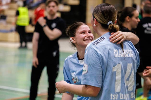 2 Handball Bundesliga Women 1 FSV Mainz 05 TSV Bayer 04 Leverkusen, Mainz, 09 05 2026 Henriette Clauberg TSV Bayer 04 Leverkusen, 14 and Dana Gruner TSV Bayer 04 Leverkusen, 3 happily embrace after the victory in Mainz Matchday 27 of the ALSCO Handball 2 Bundesliga Women between 1 FSV Mainz 05 and TSV Bayer 04 Leverkusen in Mainz on 15 11 2025 Copyright: xBEAUTIFULxSPORTS Hahnex