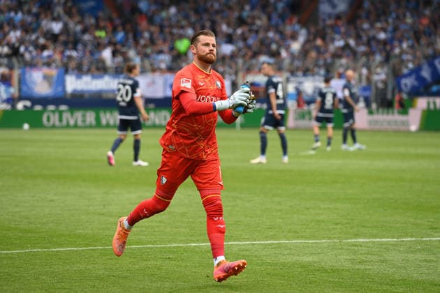 Goalkeeper Timo HORN BO whole figure, Ganzkoerper, Soccer 2 Bundesliga, 33 Matchday, VfL Bochum BO Hannover 96 1 1 on 09 05 2026 at Vonovia Ruhrstadion Bochum Germany DFL regulations prohibit any use of photographs as image sequences and or quasi video Â