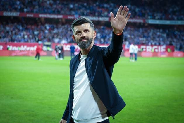 Head coach Miron Muslic FC Schalke 04 thanks the fans, 1 FC Nuernberg vs FC Schalke 04, Football, Men, 2 Bundesliga, DFL, Season 2025 2026, 33 Matchday, Second round, 09 05 2026 DFB regulations prohibit any use of photographs as image sequences and or quasi video Nuernberg Bayern Germany Copyright: xkolbert-press MartinxAgüerax