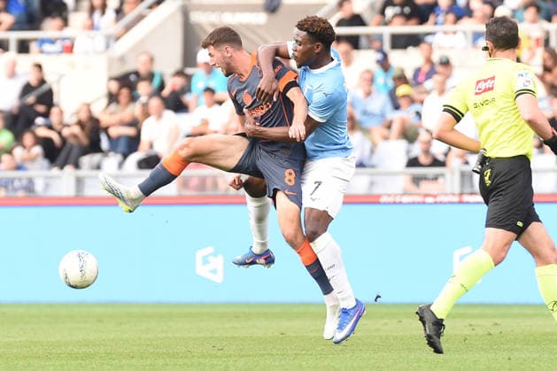 IPA84519539 - Petar Su?ic of FC Internazionale competes for the ball with Fisayo Dele-Bashiru of SS Lazio during the Serie A Enelive match between SS Lazio vs FC Internazionale at Olimpico Stadium  Copyright: xAgostinoxGemito IPAxSportx xx 84519539