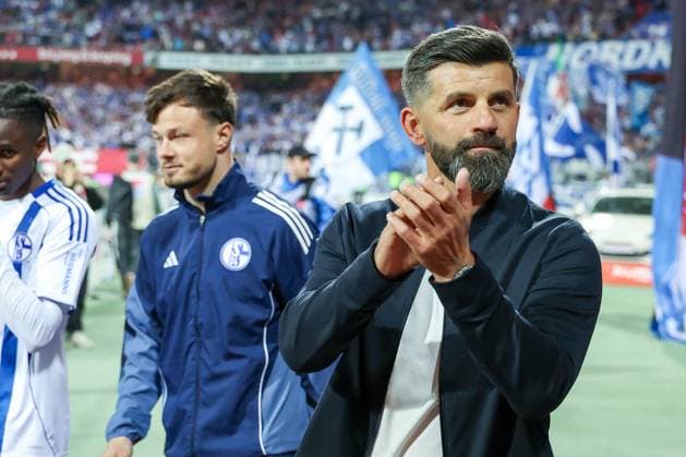 Head coach Miron Muslic FC Schalke 04 thanks the fans, 1 FC Nuernberg vs FC Schalke 04, Football, Men, 2 Bundesliga, DFL, Season 2025 2026, 33 Matchday, Second round, 09 05 2026 DFB regulations prohibit any use of photographs as image sequences and or quasi video Nuernberg Bayern Germany Copyright: xkolbert-press MartinxAgüerax
