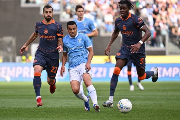 CALCIO - Serie A - SS Lazio vs Inter - FC Internazionale Photo by IPA ABACAPRESS.COM84523550 - Henrikh Mkhitaryan of F.C. Inter, Pedro of S.S. Lazio and Yann Aurel Bisseck of F.C. Inter are in action during the 36th matchday of the Serie A championship between S.S. Lazio and F.C. Inter at the Olympic Stadium on May 9, 2026 in Rome, Italy. Rome Italy  Copyright: xIPAxSport ABACAx