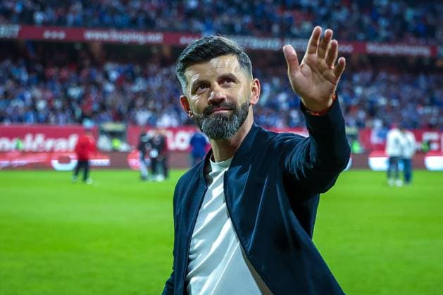 Head coach Miron Muslic FC Schalke 04 greets the fans, 1 FC Nuernberg vs FC Schalke 04, Football, Men, 2 Bundesliga, DFL, Season 2025 2026, 33 Matchday, Second round, 09 05 2026 DFB regulations prohibit any use of photographs as image sequences and or quasi video Nuernberg Bayern Germany Copyright: xkolbert-press MartinxAgüerax