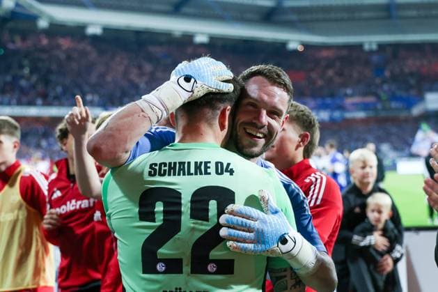 Kevin Mueller 22 (FC Schalke 04) und Christian Mathenia 26 (1FC Nuernberg) umarmen sich herzlich, 1. FC Nuernberg vs. FC Schalke 04, Fussball, Maenner, 2. Bundesliga, DFL, Saison 2025 2026, 33. Spieltag, Rueckrunde, 09.05.2026 DFB regulations prohibit any use of photographs as image sequences and or quasi-video Nuernberg Bayern Deutschland *** Kevin Mueller 22 FC Schalke 04 and Christian Mathenia 26 1FC Nuernberg hug each other warmly, 1 FC Nuernberg vs FC Schalke 04, Football, Men, 2 Bundesliga, DFL, Season 2025 2026, 33 Matchday, Second round, 09 05 2026 DFB regulations prohibit any use of photographs as image sequences and or quasi video Nuernberg Bayern Germany Copyright: xkolbert-press MartinxAgüerax