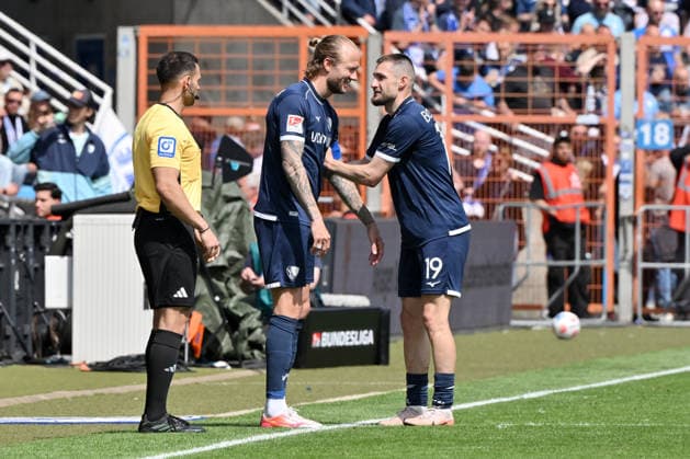 Matus Bero VfL Bochum , re , hands Kevin Vogt VfL Bochum the captains armband 09 05 2026, Soccer 2 Bundesliga, Season 2025 2026, 33 Matchday, VfL Bochum Hannover 96 1 1 DFL regulations prohibit any use of photographs as image sequences and or quasi video Bochum Vonovia Ruhrstadion Nordrhein Westfalen Germany Team2