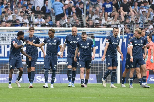 Bochum players celebrate the 1 1 by Farid Alfa Ruprecht VfL Bochum , 3 v li 09 05 2026, Fußball 2 Bundesliga, Saison 2025 2026, 33 Spieltag, VfL Bochum Hannover 96 1 1 DFL regulations prohibit any use of photographs as image sequences and or quasi video Bochum Vonovia Ruhrstadion Nordrhein Westfalen Germany Team2