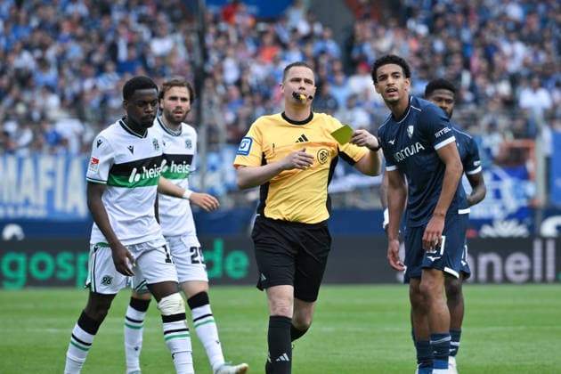 Referee Dr Robert Kampka shows the yellow card, right Francis Onyeka VfL Bochum 09 05 2026, Football 2 Bundesliga, Season 2025 2026, 33 Matchday, VfL Bochum Hannover 96 1 1 DFL regulations prohibit any use of photographs as image sequences and or quasi video Bochum Vonovia Ruhrstadion Nordrhein Westfalen Germany Team2