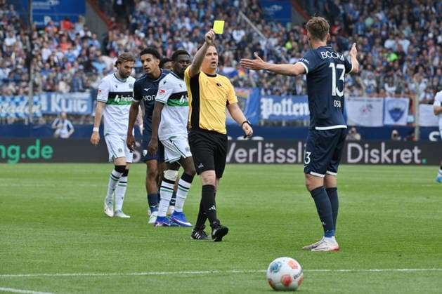 Referee Dr Robert Kampka shows Oliver Olsen VfL Bochum the yellow card 09 05 2026, Soccer 2 Bundesliga, Season 2025 2026, 33 Matchday, VfL Bochum Hannover 96 1 1 DFL regulations prohibit any use of photographs as image sequences and or quasi video Bochum Vonovia Ruhrstadion Nordrhein Westfalen Germany Team2