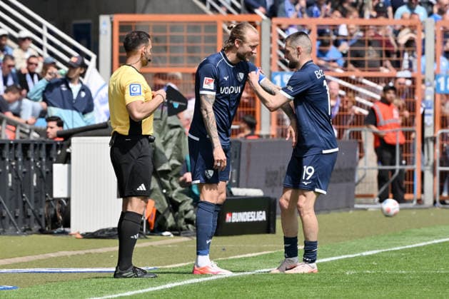 Matus Bero VfL Bochum , re , hands Kevin Vogt VfL Bochum the captains armband 09 05 2026, Soccer 2 Bundesliga, Season 2025 2026, 33 Matchday, VfL Bochum Hannover 96 1 1 DFL regulations prohibit any use of photographs as image sequences and or quasi video Bochum Vonovia Ruhrstadion Nordrhein Westfalen Germany Team2