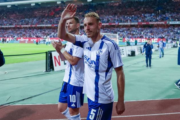 Timo Becker 5 FC Schalke 04 and Edin Dzeko 10 FC Schalke 04 thank the fans, 1 FC Nuernberg vs FC Schalke 04, Football, Men, 2 Bundesliga, DFL, Season 2025 2026, 33 Matchday, Second Round, 09 05 2026 DFB regulations prohibit any use of photographs as image sequences and or quasi video Nuernberg Bayern Germany Copyright: xkolbert-press MartinxAgüerax