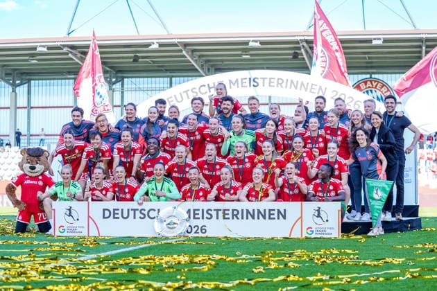 The FC Bayern Munich team Maria Luisa Grohs 1 Bayern , Stine Ballisager 3 Bayern , Glodis Viggosdottir 4 FC Bayern , Magdalena Eriksson 5 FC Bayern , Giulia Gwinn 7 FC Bayern , Lena Oberdorf 8 Bayern , Jovana Damnjanovic 9 Bayern , Linda Dallmann 10 FC Bayern , Alara Sehitler 14 Bayern , Bernadette Amani 15 Bayern , Klara Bühl 17 FC Bayern , Momoko Tanikawa 18 Bayern , Franziska Kett 20 Bayern , Pernille Harder 21 Bayern , Natalia Padilla Bidas 23 Bayern , Sarah Zadrazil 25 FC Bayern , Arianna Caruso 27 Bayern , Barbara Dunst 28 Bayern , Edna Imade 29 Bayern , Georgia Stanway 31 FC Bayern , Ena Mahmutovic 32 Bayern , Anna Klink 38 Bayern celebrate the victory of the German Championship of the Google Pixel Womens Bundesliga 2025 2026 on 09 05 2026 Munich FC Bayern Campus Bayern Germany
