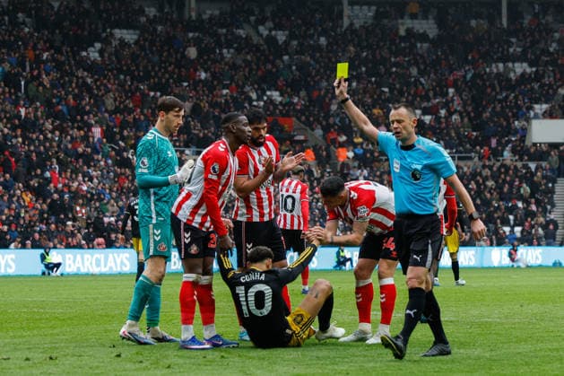 Sunderland v Manchester United, ManU Premier League Referee Stuart Attwell shows Matheus Cunha of Manchester United a yellow card during the Sunderland v Manchester United Premier League match at the Stadium of Light, Sunderland, England on 9 May 2026 Credit: Craig Cowan Every Second Media Editorial use only. All images are copyright Every Second Media Limited. No images may be reproduced without prior permission. All rights reserved. Premier League and Football League images are subject to licensing agreements with Football DataCo Limited. see https: www.football-dataco.com Copyright: xIMAGO EveryxSecondxMediax ESM-1983-0278 CraigxCowanx xEveryxSecondxMediax