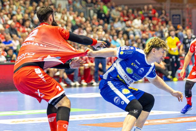 DAIKIN Handball Bundesliga, Kassel, MT Melsungen vs ThSV Eisenach, Rothenbach Halle Kassel 09 05 2026 DAIKIN Handball Bundesliga, Kassel, Germany 09 05 2026 Ruben Marchan Criado MT Melsungen, 2 is pulled by the jersey, Handball BundesligaL, Match of MT Melsungen vs ThSV Eisenach, Rothenbach Halle Kassel Copyright: xBEAUTIFULxSPORTS Freudensteinx