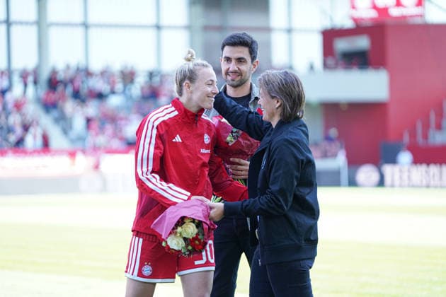 Carolin Simon 30 FC Bayern is bid farewell by Bianca Rech Director FC Bayern before the Google Pixel Womens Bundesliga match FC Bayern Munich Eintracht Frankfurt on 09 05 2026 Munich FC Bayern Campus Germany Germany Germany