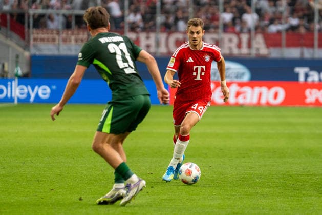 Deutschland: Fussball, 1. Bundesliga, 33. Spieltag 2025 26, VfL Wolfsburg - FC Bayern München am 09.05. in Wolfsburg, Volkswagen Arena: Josip Stanisic (FC Bayern München 44) am Ball *** Germany Soccer, 1 Bundesliga, Matchday 33 2025 26, VfL Wolfsburg FC Bayern Munich on 09 05 in Wolfsburg, Volkswagen Arena Josip Stanisic FC Bayern Munich 44 on the ball Copyright: xSvenxHeidmannx