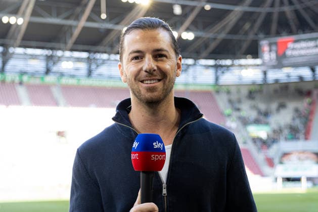 Deutschland: FC Augsburg vs. Borussia Mönchengladbach, 33. Spieltag, 1. Bundesliga, Saison 2025 26, WWK Arena (Augsburg): Riccardo Basile (Fernsehmoderator, Sky Deutschland) Augsburg WWK Arena Bayern Deutschland *** Germany FC Augsburg vs Borussia Mönchengladbach, Matchday 33, 1 Bundesliga, Season 2025 26, WWK Arena Augsburg Riccardo Basile TV presenter, Sky Germany Augsburg WWK Arena Bayern Germany Copyright: xBenedictxChristx