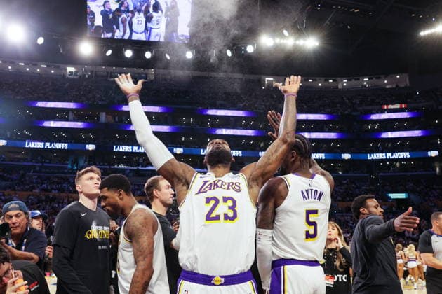 NBA, Basketball Herren, USA Playoffs - Oklahoma City Thunder at Los Angeles Lakers Lakers forward LeBron James (C) tosses up chalk prior to game three of the second round of the NBA Playoffs between the Los Angeles Lakers and Oklahoma City Thunder at Crypto.Com Arena in Los Angeles, California USA, 09 May 2026. LOS ANGELES CALIFORNIA United States  Copyright: xCHRISxTORRESx