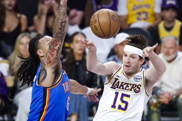 NBA, Basketball Herren, USA Playoffs - Oklahoma City Thunder at Los Angeles Lakers Thunder forward Jaylin Williams (L) guards Lakers guard Austin Reaves (R) during the first half of game three in second round of the NBA Playoffs between the Los Angeles Lakers and Oklahoma City Thunder at Crypto.Com Arena in Los Angeles, California USA, 09 May 2026. LOS ANGELES CALIFORNIA United States  Copyright: xCHRISxTORRESx