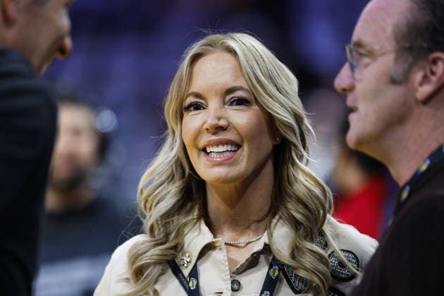 NBA, Basketball Herren, USA Playoffs - Oklahoma City Thunder at Los Angeles Lakers Los Angeles Lakers Governor and Minority Owner Jeanie Buss talks with associates prior to game three of the second round of the NBA Playoffs between the Los Angeles Lakers and Oklahoma City Thunder at Crypto.Com Arena in Los Angeles, California USA, 09 May 2026. LOS ANGELES CALIFORNIA United States  Copyright: xCHRISxTORRESx