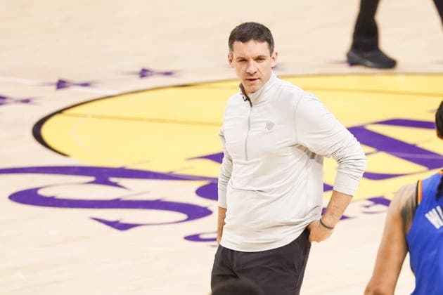 NBA, Basketball Herren, USA Playoffs - Oklahoma City Thunder at Los Angeles Lakers Oklahoma City Thunder Head Coach Mark Daigneault calls a timeout during the first half of game three in second round of the NBA Playoffs between the Los Angeles Lakers and Oklahoma City Thunder at Crypto.Com Arena in Los Angeles, California USA, 09 May 2026. LOS ANGELES CALIFORNIA United States  Copyright: xCHRISxTORRESx