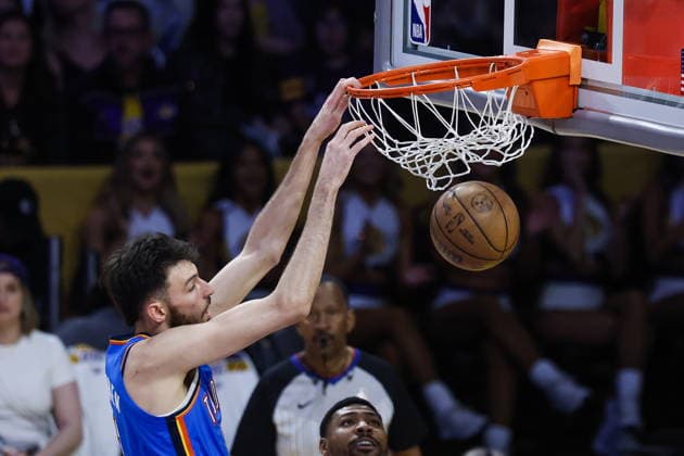 NBA, Basketball Herren, USA Playoffs - Oklahoma City Thunder at Los Angeles Lakers Thunder forward Chet Holmgren dunks the ball during the first half of the second round of the NBA Playoffs between the Los Angeles Lakers and Oklahoma City Thunder at Crypto.Com Arena in Los Angeles, California USA, 09 May 2026. LOS ANGELES CALIFORNIA United States  Copyright: xCHRISxTORRESx
