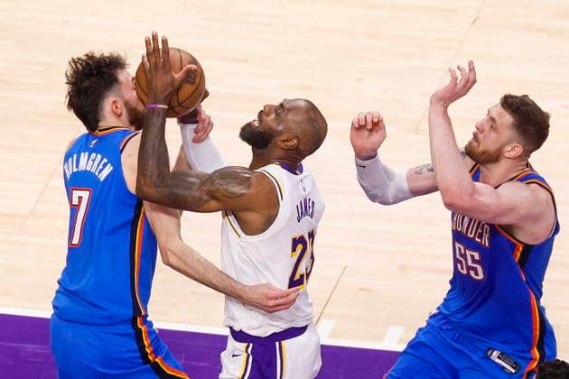 NBA, Basketball Herren, USA Playoffs - Oklahoma City Thunder at Los Angeles Lakers Lakers forward LeBron James (C) is fouled by Thunder forward Chet Holmgren (L) and center Isaiah Hartenstein (R) during the second half of game three in second round of the NBA Playoffs between the Los Angeles Lakers and Oklahoma City Thunder at Crypto.Com Arena in Los Angeles, California USA, 09 May 2026. LOS ANGELES CALIFORNIA United States  Copyright: xCHRISxTORRESx