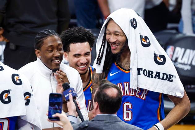 NBA, Basketball Herren, USA Playoffs - Oklahoma City Thunder at Los Angeles Lakers Thunder center Isaiah Hartenstein (L), guard Jared McCain (C) and forward Jaylin Williams (R) share a laugh with their teammates following a 131-108 win during game three in second round of the NBA Playoffs between the Los Angeles Lakers and Oklahoma City Thunder at Crypto.Com Arena in Los Angeles, California USA, 09 May 2026. LOS ANGELES CALIFORNIA United States  Copyright: xCHRISxTORRESx