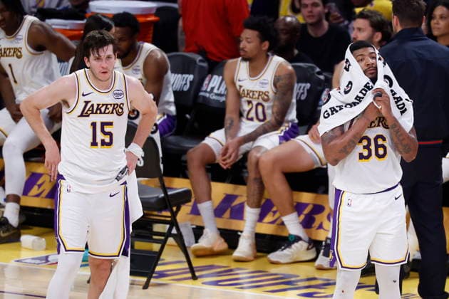 NBA, Basketball Herren, USA Playoffs - Oklahoma City Thunder at Los Angeles Lakers Lakers guard Austin Reaves (L) and guard Marcus Smart (R) react during the second half of game three in second round of the NBA Playoffs between the Los Angeles Lakers and Oklahoma City Thunder at Crypto.Com Arena in Los Angeles, California USA, 09 May 2026. LOS ANGELES CALIFORNIA United States  Copyright: xCHRISxTORRESx