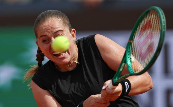 (260510) -- ROME, May 10, 2026 -- Jelena Ostapenko hits a return during the women s singles third round match between Zheng Qinwen of China and Jelena Ostapenko of Latvia at the WTA, Tennis Damen Italian Open in Rome, Italy, May 9, 2026. ) (SP)ITALY-ROME-TENNIS-WTA-ITALIAN OPEN-WOMEN S SINGLES WangxKaiyan 