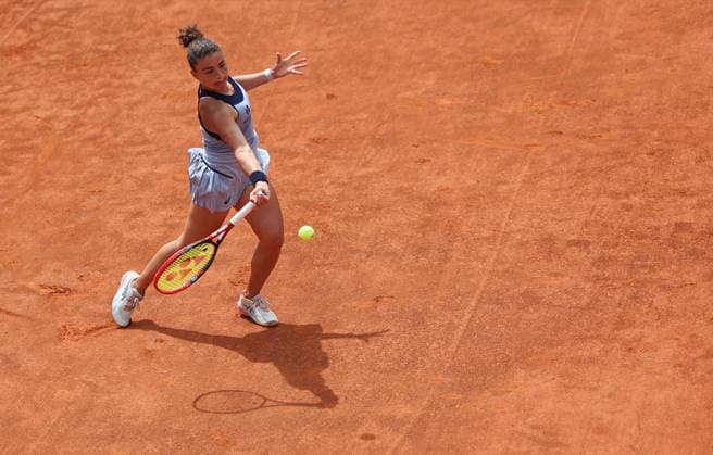 (260510) -- ROME, May 10, 2026 -- Jasmine Paolini hits a return during the women s singles third round match between Jasmine Paolini of Italy and Elise Mertens of Belgium at the WTA, Tennis Damen Italian Open in Rome, Italy, May 9, 2026. ) (SP)ITALY-ROME-TENNIS-WTA-ITALIAN OPEN-WOMEN S SINGLES WangxKaiyan 