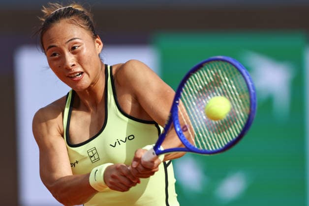 (260510) -- ROME, May 10, 2026 -- Zheng Qinwen hits a return during the women s singles third round match between Zheng Qinwen of China and Jelena Ostapenko of Latvia at the WTA, Tennis Damen Italian Open in Rome, Italy, May 9, 2026. ) (SP)ITALY-ROME-TENNIS-WTA-ITALIAN OPEN-WOMEN S SINGLES WangxKaiyan 