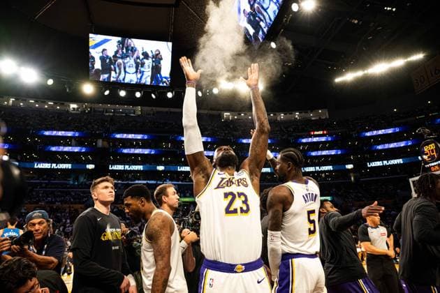 Los Angeles Lakers v Oklahoma City Thunder - NBA, Basketball Herren, USA Conference Semifinals LOS ANGELES, CA, UNITED STATES - MAY 9: Lebron James (23) of Los Angeles Lakers does his signature chalk toss ahead of NBA Conference Semifinals Game 3 between Los Angeles Lakers and Oklahoma City Thunder at Oklahoma City Thunder in Los Angeles, United States on May 9, 2026. Jon Putman Anadolu Los Angeles United States. Editorial use only. Please get in touch for any other usage.  Copyright: x2026xAnadoluxJonxPutmanx
