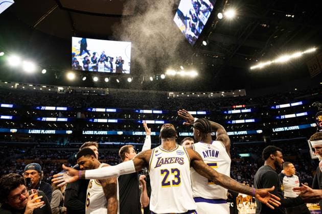 Los Angeles Lakers v Oklahoma City Thunder - NBA, Basketball Herren, USA Conference Semifinals LOS ANGELES, CA, UNITED STATES - MAY 9: Lebron James (23) of the Los Angeles Lakers does his signature chalk toss ahead of NBA Conference Semifinals Game 3 between Los Angeles Lakers and Oklahoma City Thunder at Oklahoma City Thunder in Los Angeles, United States on May 9, 2026. Jon Putman Anadolu Los Angeles United States. Editorial use only. Please get in touch for any other usage.  Copyright: x2026xAnadoluxJonxPutmanx
