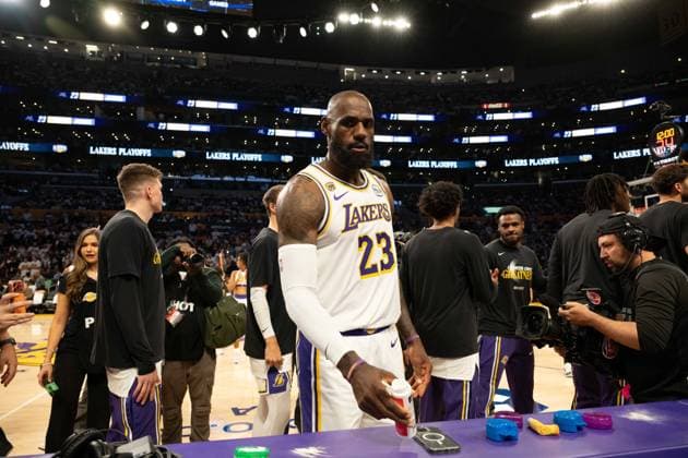 Los Angeles Lakers v Oklahoma City Thunder - NBA, Basketball Herren, USA Conference Semifinals LOS ANGELES, CA, UNITED STATES - MAY 9: Lebron James (23) of the Los Angeles Lakers prepares for his signature chalk toss ahead of NBA Conference Semifinals Game 3 between Los Angeles Lakers and Oklahoma City Thunder at Oklahoma City Thunder in Los Angeles, United States on May 9, 2026. Jon Putman Anadolu Los Angeles United States. Editorial use only. Please get in touch for any other usage.  Copyright: x2026xAnadoluxJonxPutmanx