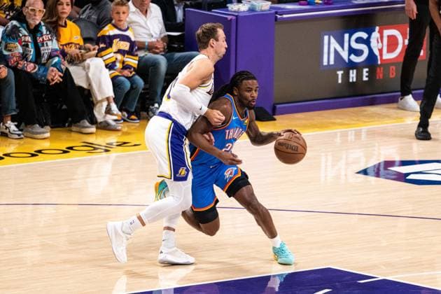 Los Angeles Lakers v Oklahoma City Thunder - NBA, Basketball Herren, USA Conference Semifinals LOS ANGELES, CA, UNITED STATES - MAY 9: Luke Kennard (10) of Los Angeles Lakers in action against Cason Wallace (22) of Oklahoma City Thunder during NBA Conference Semifinals Game 3 between Los Angeles Lakers and Oklahoma City Thunder at Oklahoma City Thunder in Los Angeles, United States on May 9, 2026. Jon Putman Anadolu Los Angeles United States. Editorial use only. Please get in touch for any other usage.  Copyright: x2026xAnadoluxJonxPutmanx