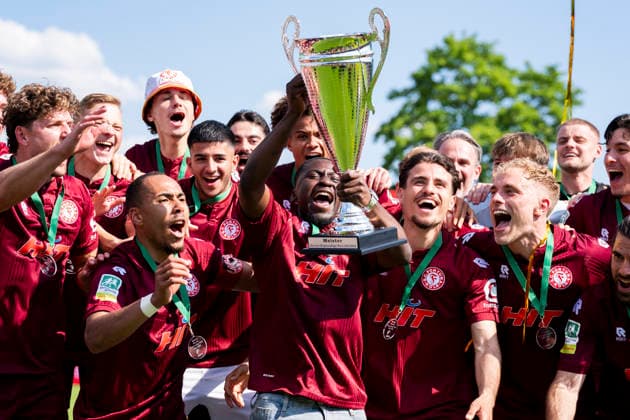 Übergabe vom Meisterpokal der Regionalliga West. Fortuna Köln ist Meister der Regionalliga West und damit aufgestiegen in die 3.Liga. Hier: Jonathan Kafu (Fortuna Koeln, 28) mit dem Pokal. SC Fortuna Köln - Sportfreunde Siegen 09.05.2026 Fussball, Regionalliga West, 33. Spieltag, GER, Südstadion, Köln *** Handover of the Regionalliga West championship trophy Fortuna Köln is champion of the Regionalliga West and thus promoted to the 3 Liga Here Jonathan Kafu Fortuna Koeln, 28 with the trophy SC Fortuna Köln Sportfreunde Siegen 09 05 2026 Soccer, Regionalliga West, 33 Matchday, GER, Südstadion, Cologne Copyright: MarcoxBader