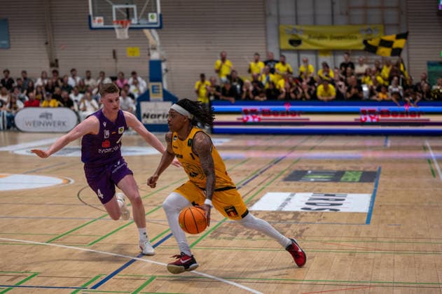 Daniel Kirchner BG Goettingen, 04 , Phillip Montreal Russell Bozic Estriche Knights Kirchheim, 01 , GER, Bozic Estriche Kirchheim Knights vs BG Goettingen, BARMER 2 Basketball Bundesliga, PlayOffs Quarterfinals 2 Matchday, Season 2025 2026, 09 05 2026 GER, Bozic Estriche Kirchheim Knights vs BG Goettingen, BARMER 2 Basketball Bundesliga, PlayOffs Quarterfinals 2 Matchday, Season 2025 2026, 09 05 2026 Kirchheim unter Teck Copyright: xEibner-Pressefoto SilasxKunzx EP_SKZ