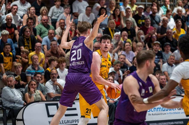 Janis Juenemann BG Goettingen, 20 , Nicolas Bretzel Bozic Estriche Knights Kirchheim, 21 , GER, Bozic Estriche Kirchheim Knights vs BG Goettingen, BARMER 2 Basketball Bundesliga, PlayOffs Quarterfinals 2 Matchday, Season 2025 2026, 09 05 2026 GER, Bozic Estriche Kirchheim Knights vs BG Goettingen, BARMER 2 Basketball Bundesliga, PlayOffs Quarterfinals 2 Matchday, Season 2025 2026, 09 05 2026 Kirchheim unter Teck Copyright: xEibner-Pressefoto SilasxKunzx EP_SKZ