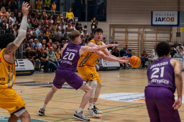 Janis Juenemann BG Goettingen, 20 , Nicolas Bretzel Bozic Estriche Knights Kirchheim, 21 , GER, Bozic Estriche Kirchheim Knights vs BG Goettingen, BARMER 2 Basketball Bundesliga, PlayOffs Quarterfinals 2 Matchday, Season 2025 2026, 09 05 2026 GER, Bozic Estriche Kirchheim Knights vs BG Goettingen, BARMER 2 Basketball Bundesliga, PlayOffs Quarterfinals 2 Matchday, Season 2025 2026, 09 05 2026 Kirchheim unter Teck Copyright: xEibner-Pressefoto SilasxKunzx EP_SKZ