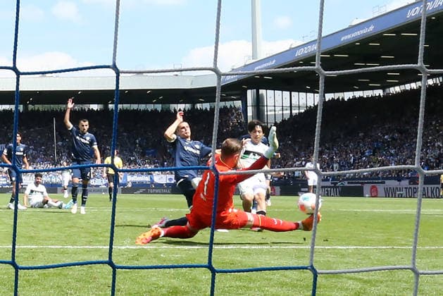 Bochum, Germany, 09 05 26, Noah Loosli VfL Bochum , Timo Horn VfL Bochum and Daisuke Yokota Hannover 96 in a duel during the Bundesliga 2 match between VfL Bochum Hannover 96 at the Vonovia Ruhrstadion in Bochum Photo by Joachim Bywaletz DFB DFL REGULATIONS PROHIBIT ANY USE OF PHOTOGRAPHS AS IMAGE SEQUENCES AND OR QUASI VIDEO Copyright: JoachimxBywaletz xJB-Sportfoto