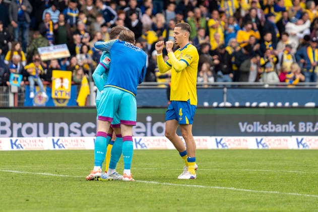 Germany Soccer, 2 Bundesliga, 33 Matchday 2025 26, Eintracht Braunschweig Dynamo Dresden on 09 05 in Braunschweig, Eintracht Stadion Ron Thorben Hoffmann Eintracht Braunschweig 1 Andi Hoti Eintracht Braunschweig 4 after the final whistle Cheers, joy, emotions Copyright: xSvenxHeidmannx