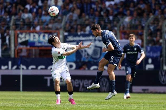Bochum, Germany, 09 05 26, Daisuke Yokota Hannover 96 and Kjell Waetjen VfL Bochum in a duel during the Bundesliga 2 match between VfL Bochum Hannover 96 at the Vonovia Ruhrstadion in Bochum Photo by Joachim Bywaletz DFB DFL REGULATIONS PROHIBIT ANY USE OF PHOTOGRAPHS AS IMAGE SEQUENCES AND OR QUASI VIDEO Copyright: JoachimxBywaletz xJB-Sportfoto