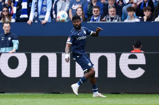 Bochum, Germany, 09 05 26, Moritz Broni Kwarteng VfL Bochum on the ball during the Bundesliga 2 match between VfL Bochum Hannover 96 at the Vonovia Ruhrstadion in Bochum Photo by Joachim Bywaletz DFB DFL REGULATIONS PROHIBIT ANY USE OF PHOTOGRAPHS AS IMAGE SEQUENCES AND OR QUASI VIDEO Copyright: JoachimxBywaletz xJB-Sportfoto