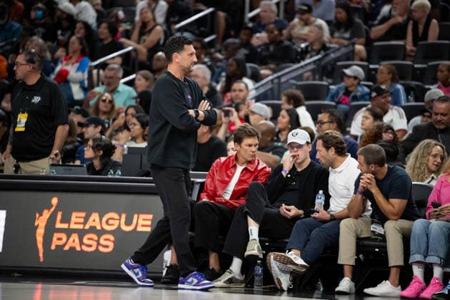 May 10, 2026, Las Vegas, Nevada, USA: TOM BRADY court side ahead during 2026 WNBA, Basketball Damen, USA season opener between Las Vegas Aces and Phoenix Mercury at the T Mobile Arena in Las Vegas. WNBA 2026: Las Vegas Aces Vs Phoenix Mercury  - ZUMAo117 20260510_zsp_o117_027 Copyright: xMikaelxOnax