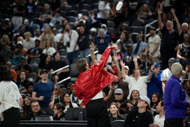 May 10, 2026, Las Vegas, Nevada, USA: TOM BRADY court side ahead during 2026 WNBA, Basketball Damen, USA season opener between Las Vegas Aces and Phoenix Mercury at the T Mobile Arena in Las Vegas. WNBA 2026: Las Vegas Aces Vs Phoenix Mercury  - ZUMAo117 20260510_zsp_o117_049 Copyright: xMikaelxOnax